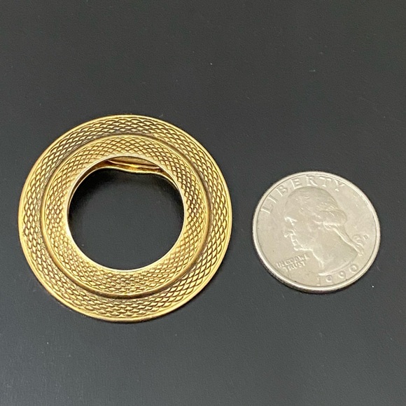 Vintage LIEBA USA Gold-tone Textured Round Wreath Scarf Clip 10g. - Picture 8 of 11